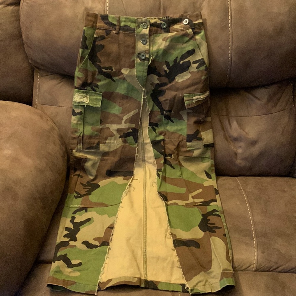 So casual!! So sexy! It has 4 pockets!

Bundle with a 2nditem for free shipping!